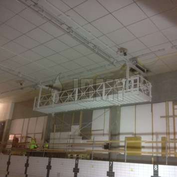 Aluminimu hangend werkplatform in een fabriek voor toegang en het onderhoud. Aluminium hangend werkplatform in een fabriek - Building Maintenance Unit
